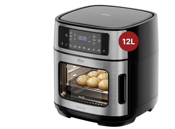 Air Fryer Forno 12L Mondial preta com painel digital ligada na bancada da cozinha.